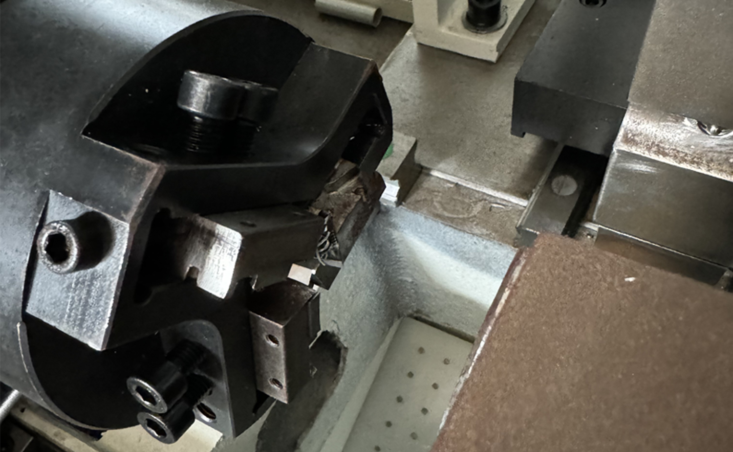 DEF680CNC Series Fast Speed Servo Double Head Tube Chamfering Machine DEF680CNC Series Fast Speed Servo Double Head Tube Chamfering Machine