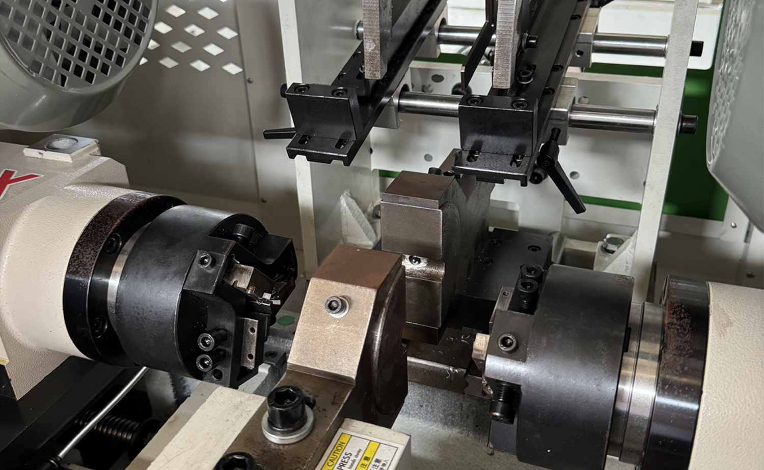 DEF680CNC Series Fast Speed Servo Double Head Tube Chamfering Machine DEF680CNC Series Fast Speed Servo Double Head Tube Chamfering Machine