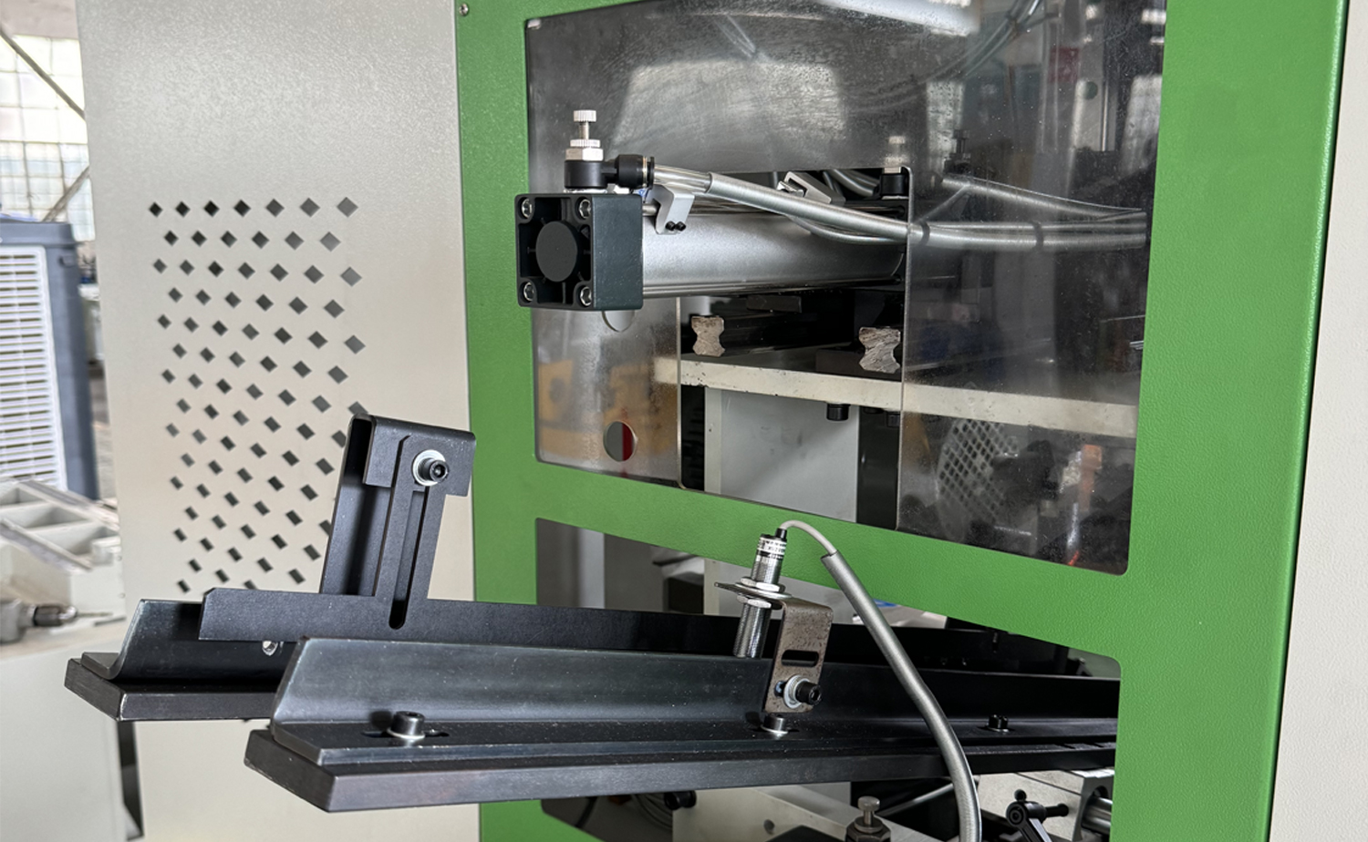 DEF680CNC Series Fast Speed Servo Double Head Tube Chamfering Machine DEF680CNC Series Fast Speed Servo Double Head Tube Chamfering Machine