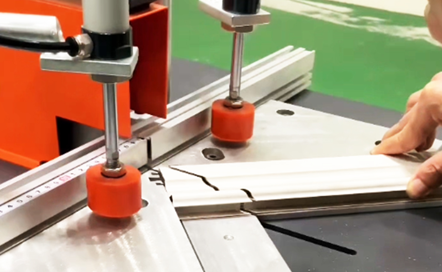 ES500 Semi-Automatic Aluminum Tube Cutting Machine na may Angle Cutting Function