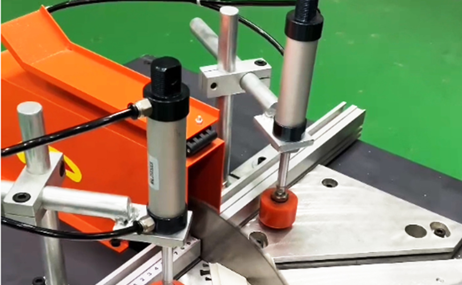ES500 Semi-Automatic Aluminum Tube Cutting Machine na may Angle Cutting Function