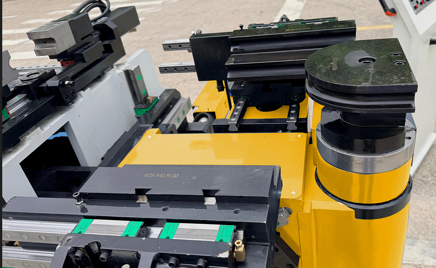 CNC Kaliwa at Kanan Pipe Bending Machine